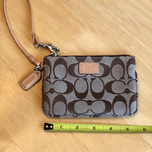 Sale❣️ Coach signature wristlet | Khaki | Small